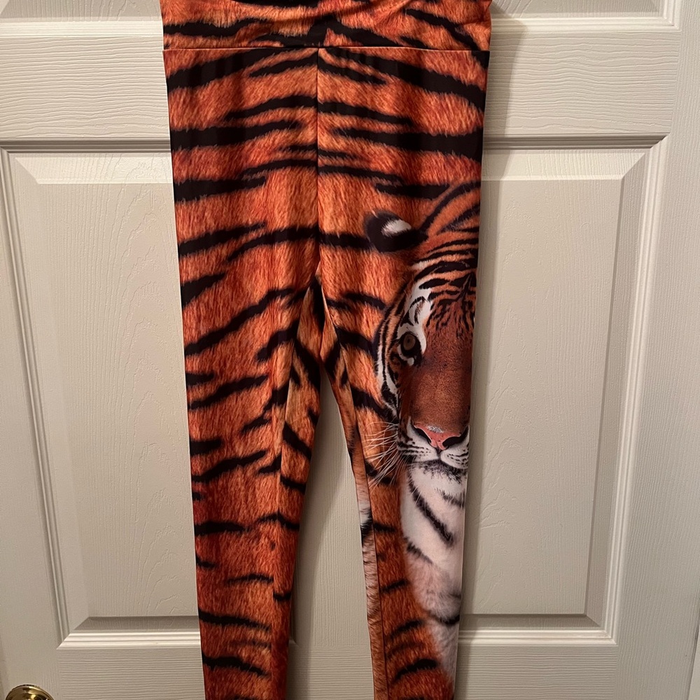 Women’s tiger print leggings